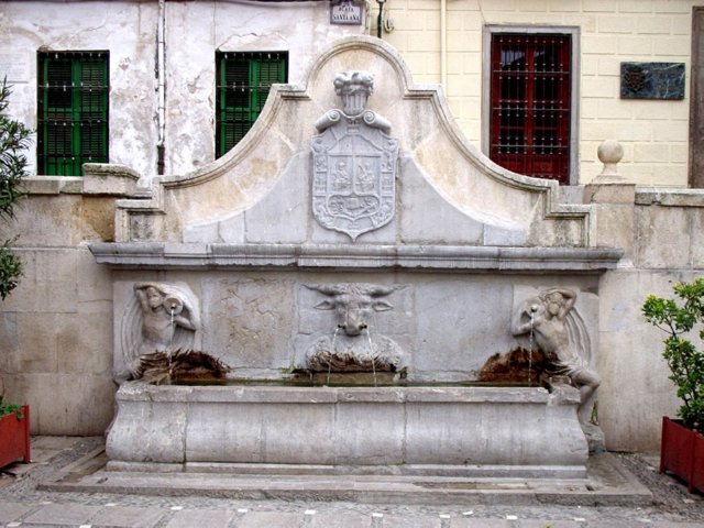 P5240007 Fontein - Plaza de Santa Ana - Granada